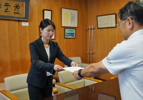市長から辞令を受ける登内さん