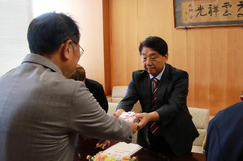 図書カードを寄付する増澤良雄会長