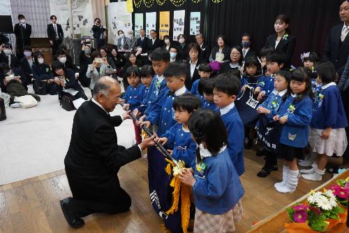 教育長へ園旗を奉納（赤穂南幼稚園）