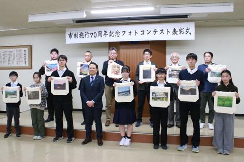 フォトコンテスト入選者をたたえる（1月20日）