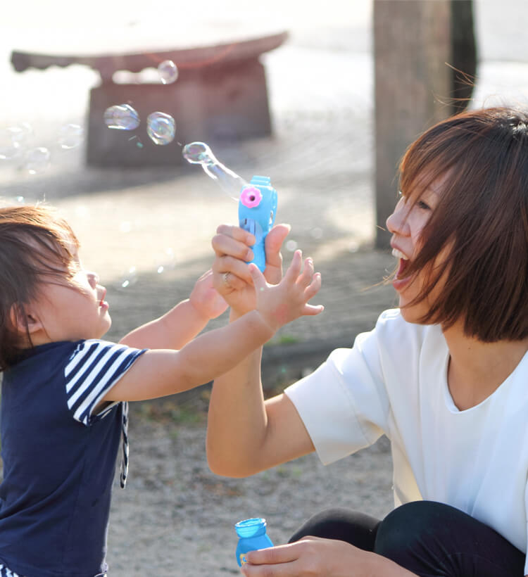 移住_子どもとシャボン玉