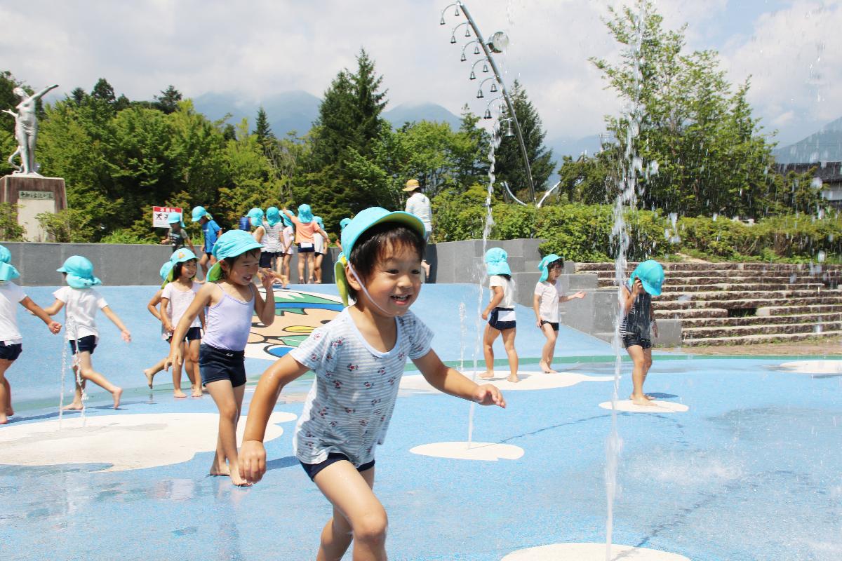 こまかっぱ噴水で遊ぶ子どもたち