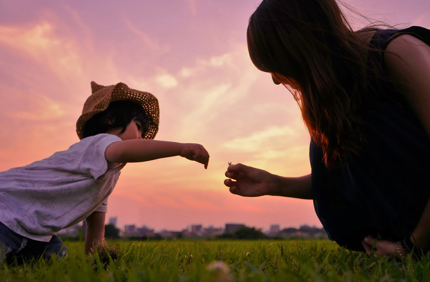 子どもと夕焼け