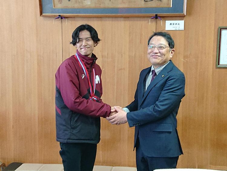 伊藤大志選手と握手を交わす市長