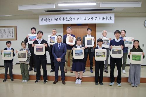 記念品と一緒に記念撮影する受賞者の皆さん