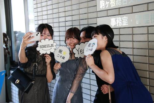 ポップを持って記念撮影する写真