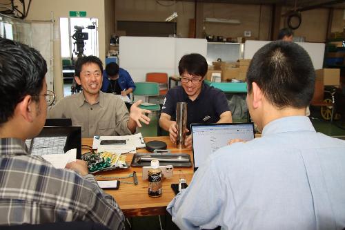 新商品開発に向け既存商品を 紹介する市内企業担当者