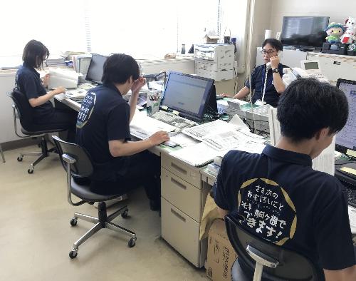 それこまTシャツを切る職員