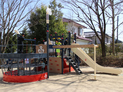 すずらん公園の複合遊具