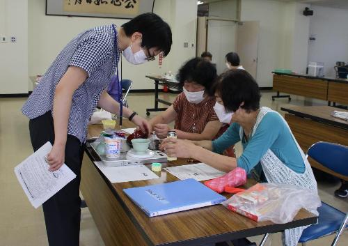 家庭のみそ汁の塩分濃度を測る食改の皆さん