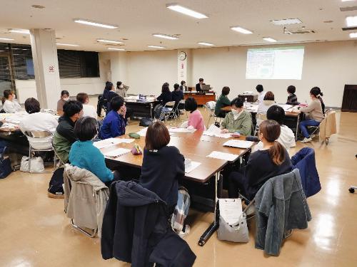 講師の話を聞く参加者