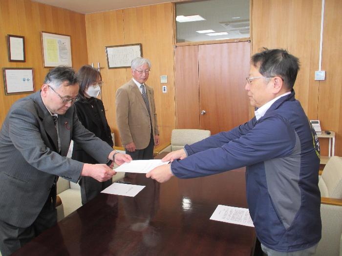 市長から回答文書の受け取り