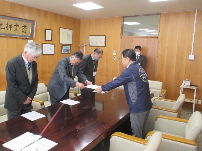 会長から市長に意見書を提出