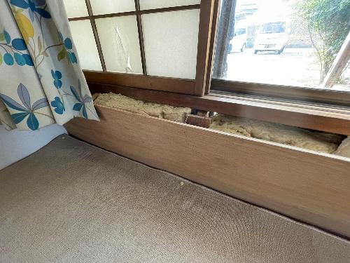 窓下の壁