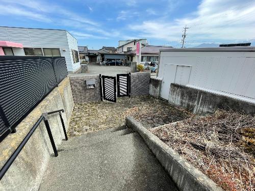 門の内側