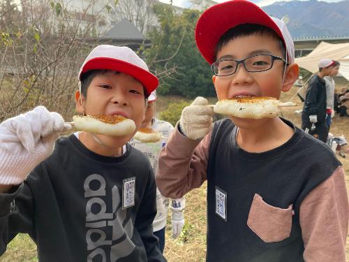 五平餅を頬張るこども