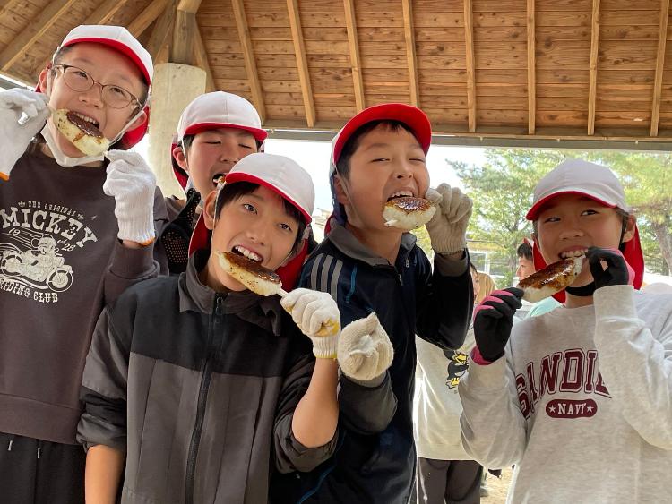 五平餅を頬張る子どもたち