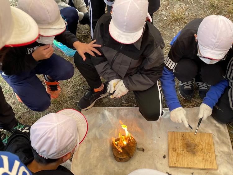 火おこしをする小学生