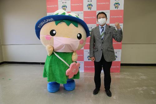 伊藤市長とマスクをしたこまかっぱ