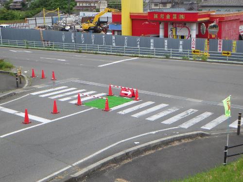 飯坂地区で社会実験を行った二段階横断（交通島）
