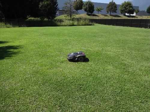 草を刈るロボット