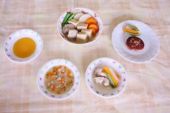 高野豆腐と肉団子の煮物から取り分ける離乳食