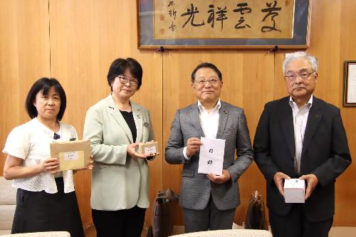おかゆポットなどを寄贈したJAの皆さんと伊藤市長