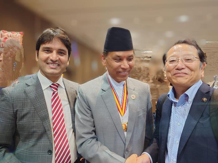 ネパール建国記念日式典にて駐日大使との記念撮影