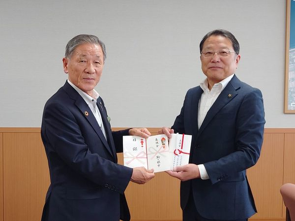 友好都市かほく市へ義援金をお届けする様子