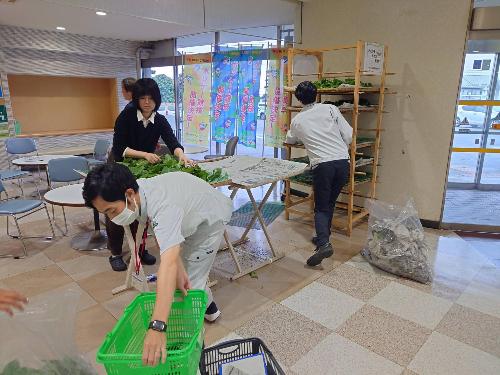 市民ホールへ設置中の様子2