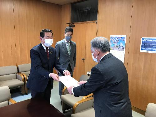 議会機能向上推進委員会小原委員長と塩澤副委員長が小林議長へ検証結果報告書を提出する様子