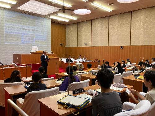 小原議長からの話を議席に座って聞く子どもたち