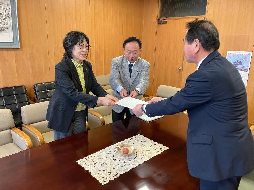 議会機能向上推進委員会氣賀澤委員長・中島副委員長から小原議長へ報告書を提出