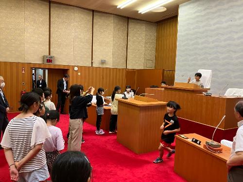 議長席に座り議長気分を味わう子どもたち