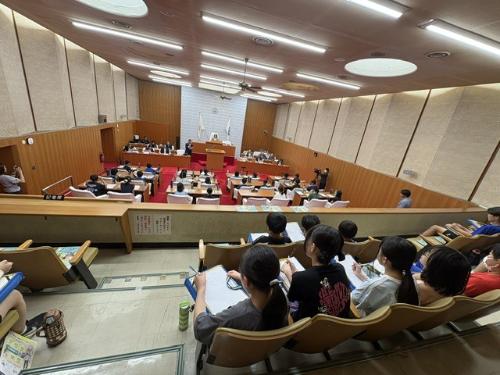 赤穂南小学校議場見学全体写真