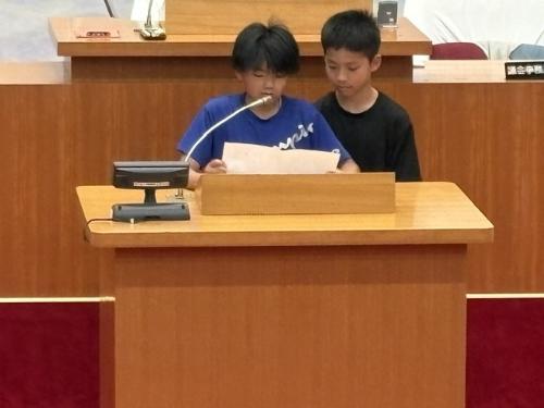 提案発表する子どもたち