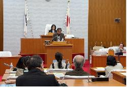 議会広報モニター議場スピーチの様子