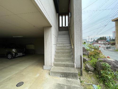 玄関へ登る階段