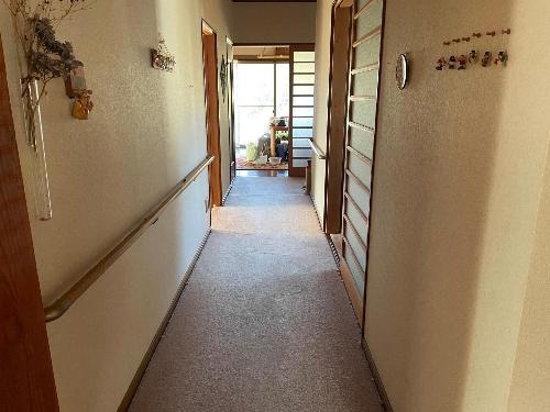 キッチンへと続く廊下