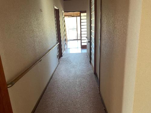 キッチンへと続く廊下