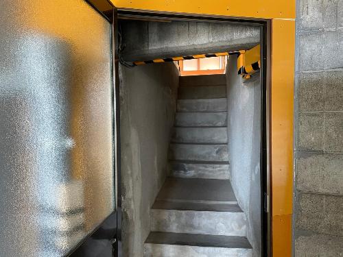 駐車場からの階段