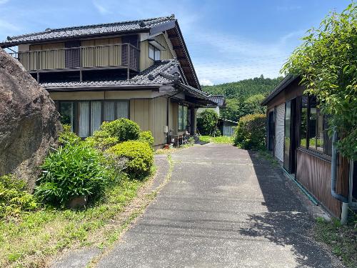 玄関からのアプローチ