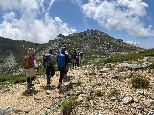 朝から3,000m級の山々へ登り、昼には平地に戻り仕事