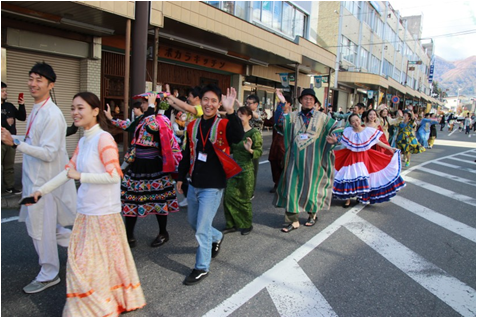 駒ヶ根市内で開催される国際的な取り組みの様子