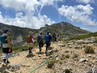 稜線を歩く登山者