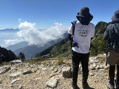 山から下を見渡す