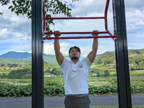 アルプスに囲まれた絶景の中で、筋肉を追い込む