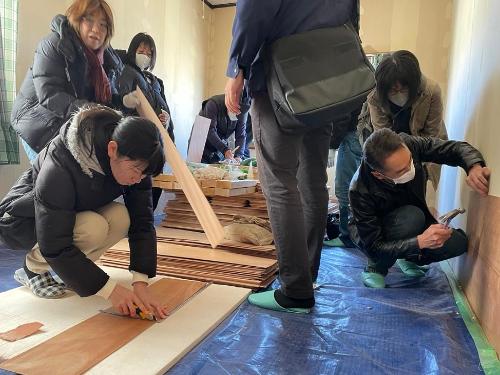 壁板張り作業をする参加者