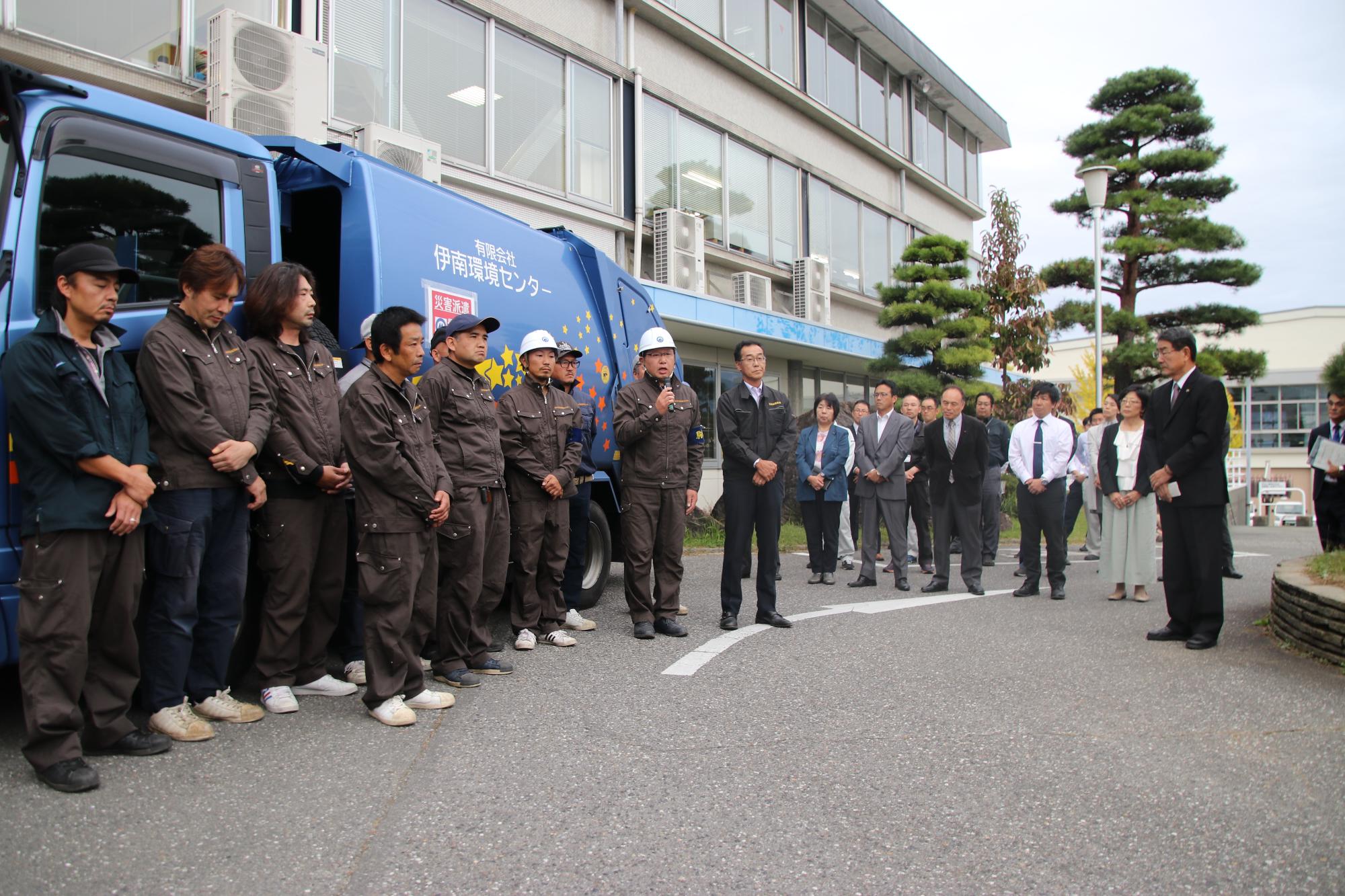 被災地へ廃棄物収集運搬車両等を派遣